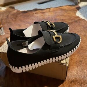 Stylish Black Loafers with Gold Accent